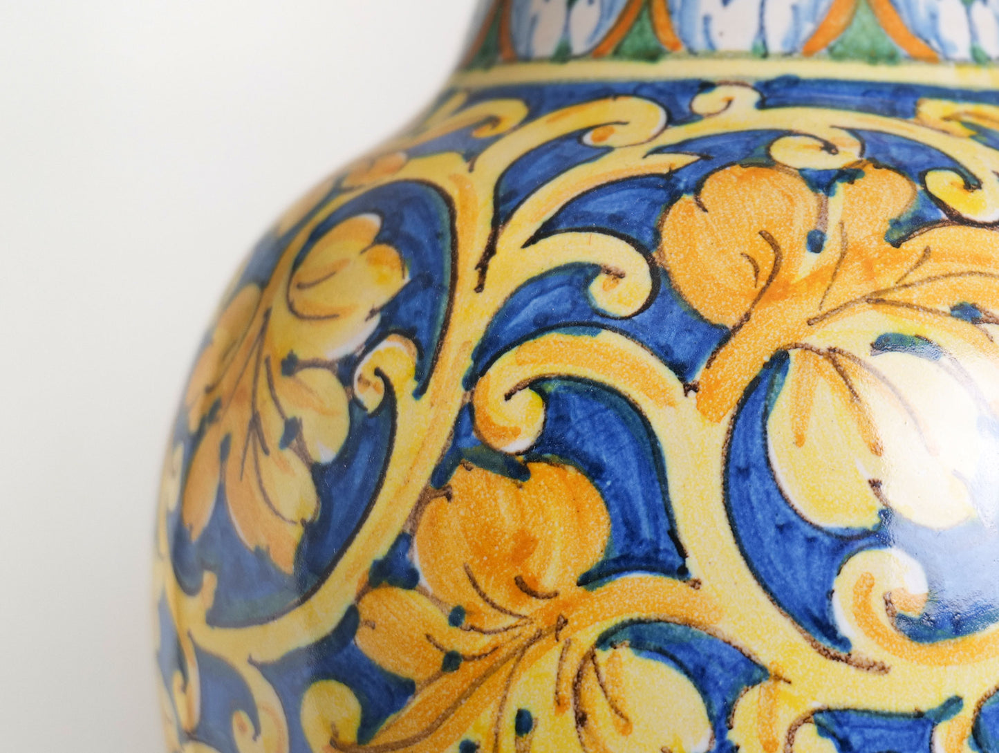 Lume Bombola "Foglia di vite su fondo blu"